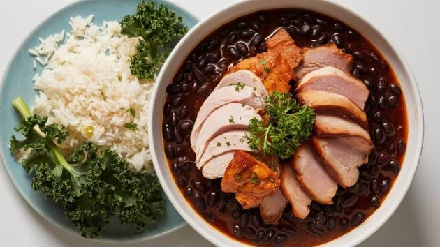 Feijoada light com carnes magras, servida com arroz branco e couve refogada.
